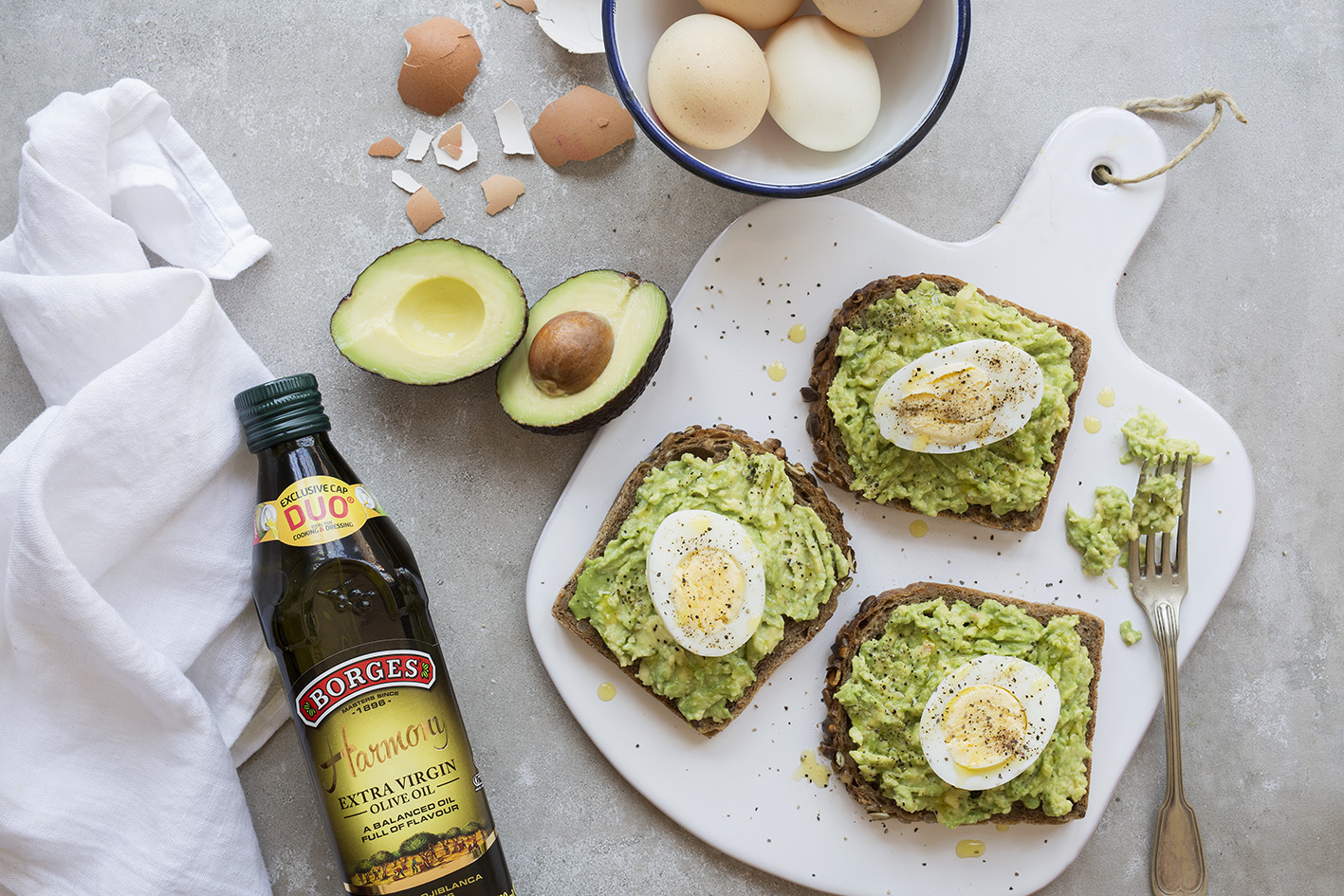 Easy recipe for brunch - Eggs and avocado on toast